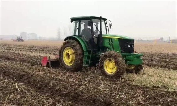 拖拉機場上作業時的注意事項